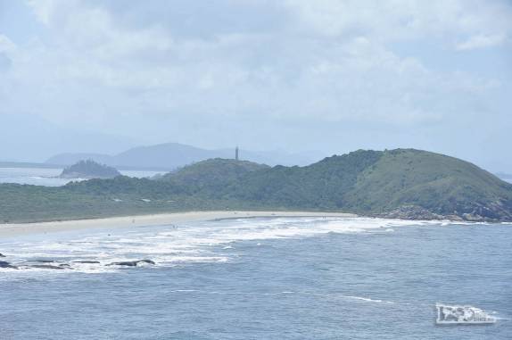 O farol visto do alto do Morro do Sabão, na Ilha do Mel, no litoral do Paraná